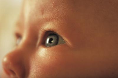 Hvorfor øyet væmer barnet: symptomer og årsaker