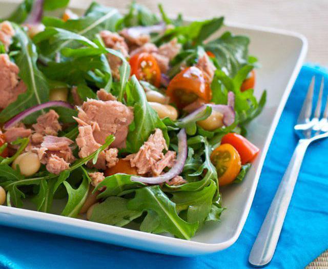 Hvordan lage en salat med arugula og tunfisk?