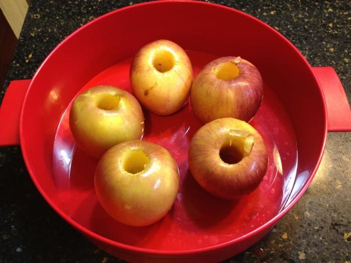 Bake epler i en velsmakende mikrobølgeovn