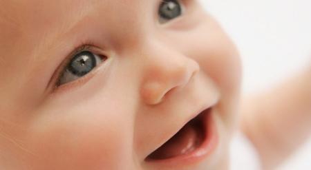 Når de første tennene vises hos spedbarn, og hvordan du kan lette utbruddet?